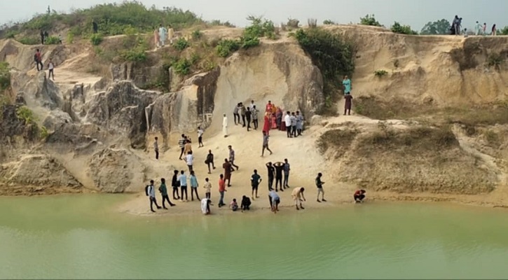 সাদা মাটির পাহাড়ে পর্যটকদের উপচে পড়া ভিড়